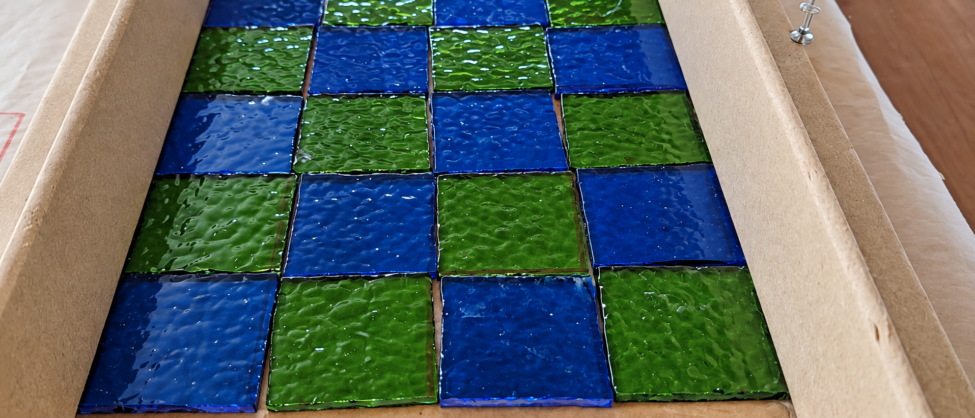 Detalhe de vitral com desenho geométrico